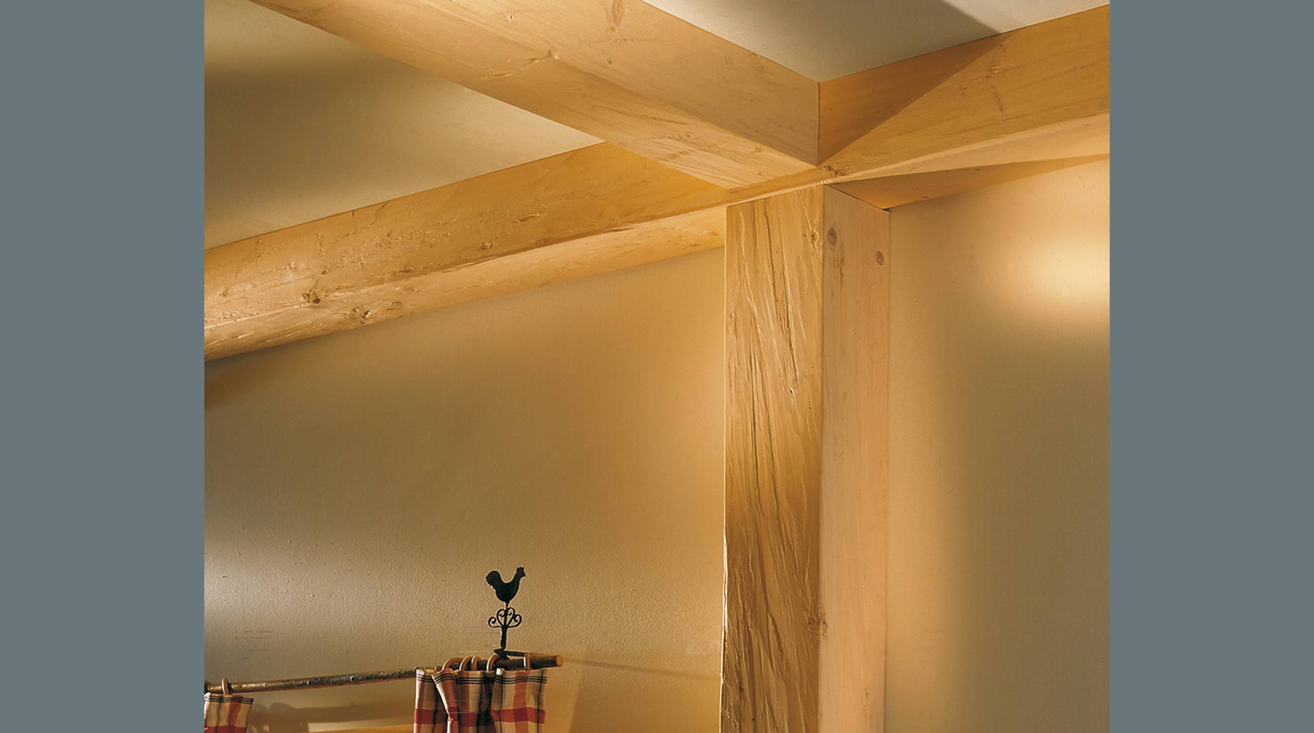 Holzbalken für die Decke
